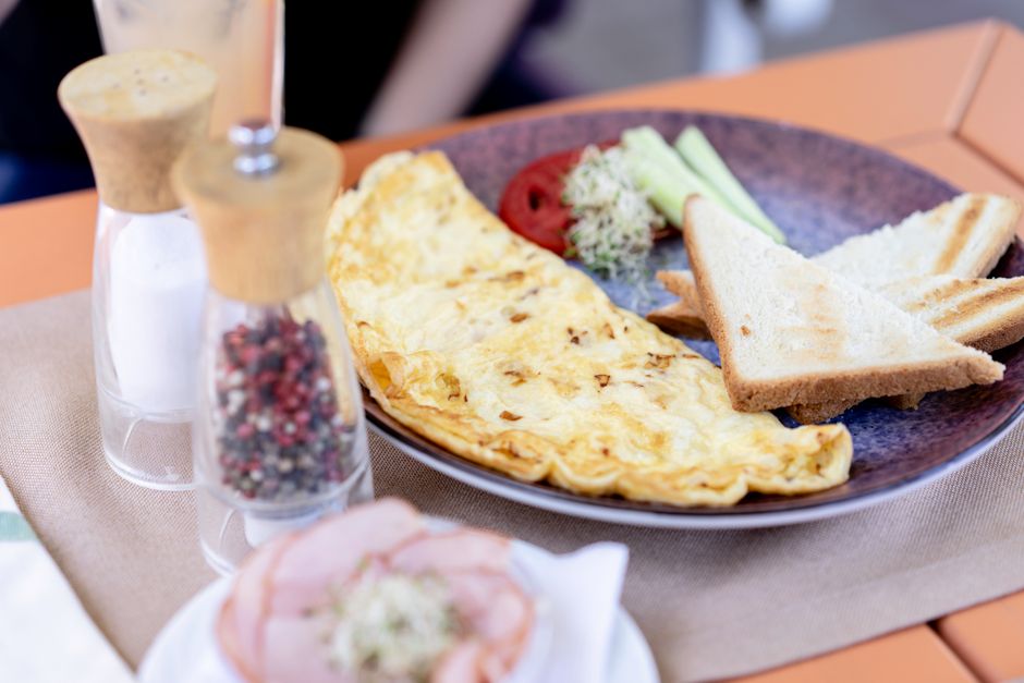 Spinach & Mushroom Omelette with Toast